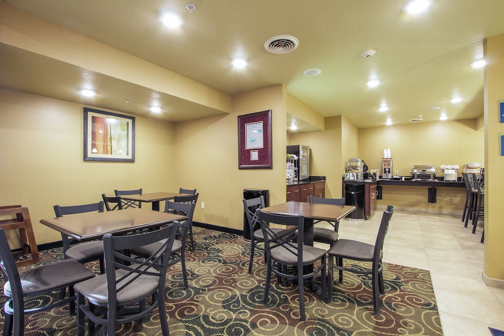 Cobblestone Inn & Suites Corry - photo 38