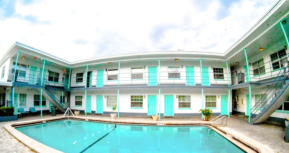 Uptown Inn & Suites - photo 33