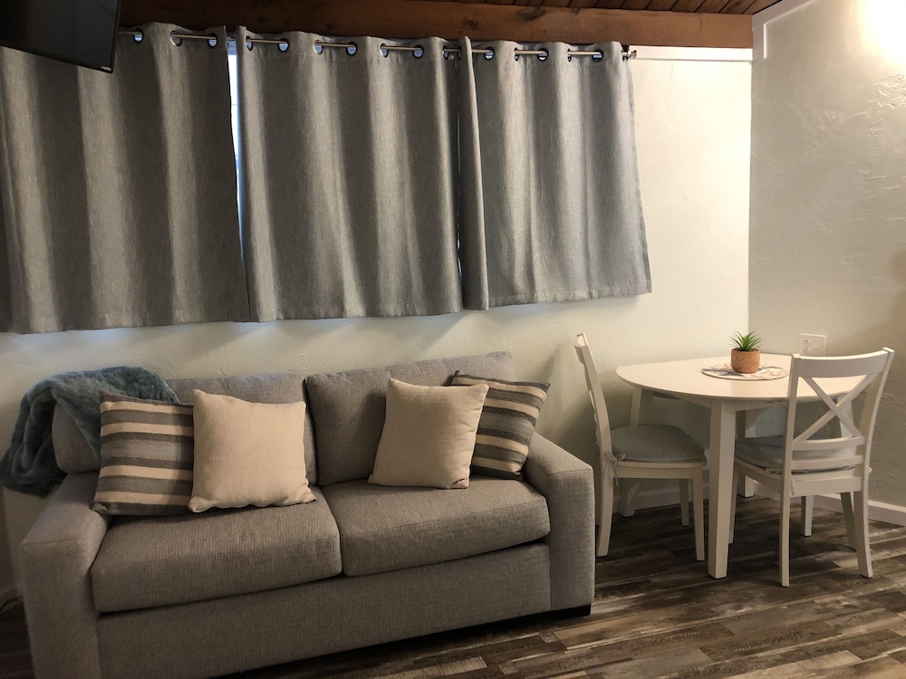 Kon Tiki Inn - photo 29