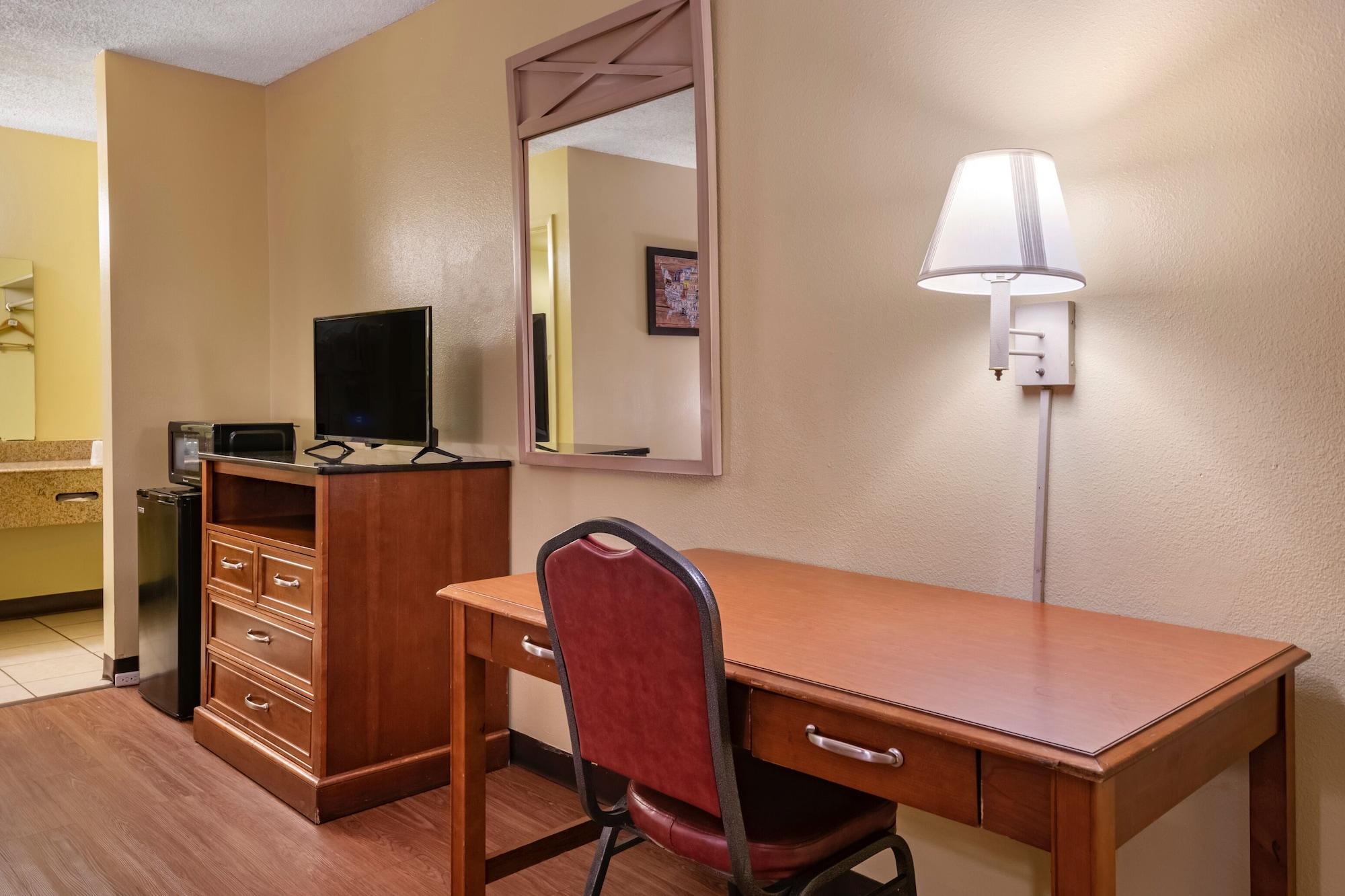 Econo Lodge Inn & Suites Maingate Central - photo 22