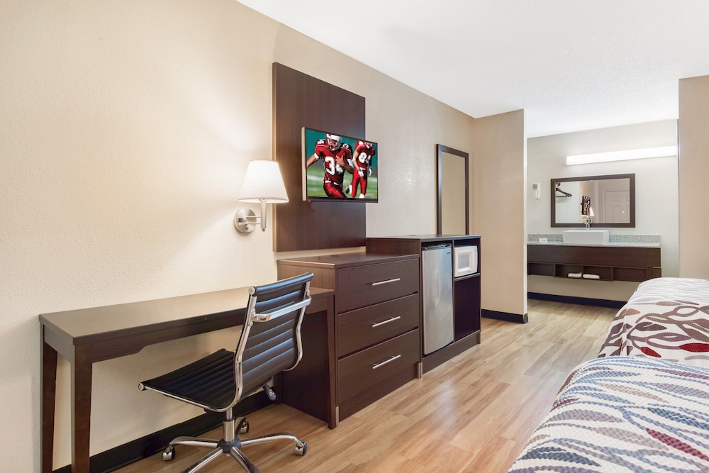 Red Roof Inn Acworth Emerson LakePoint South - photo 4