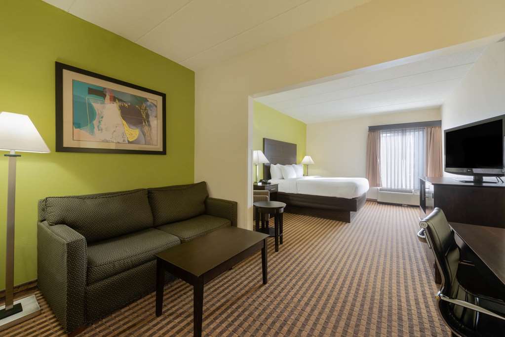 La Quinta Inn & Suites by Wyndham Columbus Grove City - photo 35