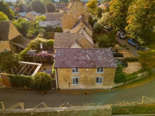 Cotswolds Corner Cottage — 4-Star Luxury Hotel in Moreton In Marsh, United Kingdom