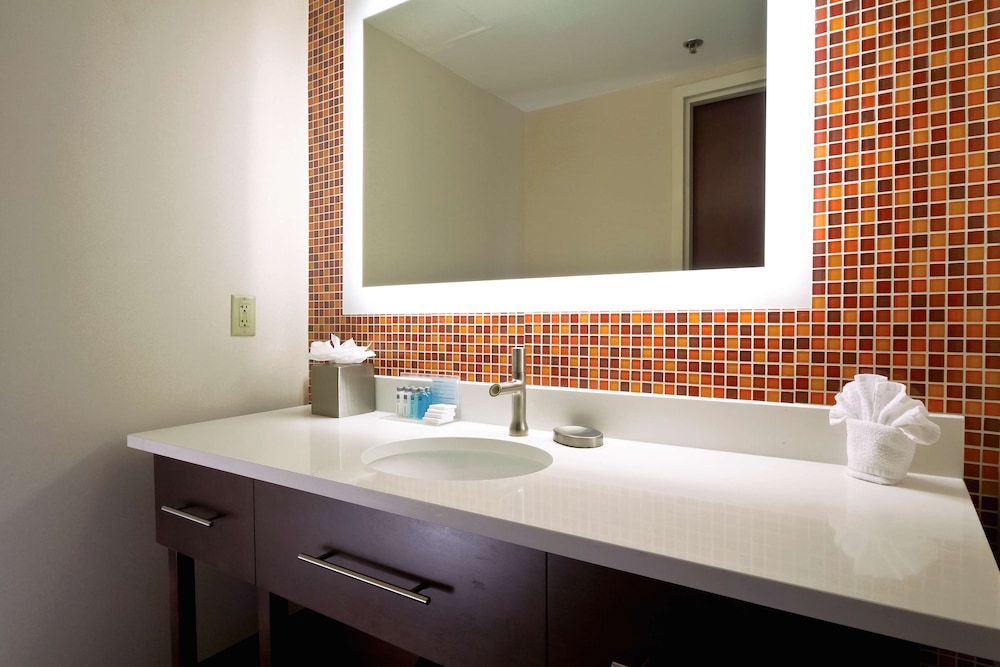 Hampton Inn & Suites Columbus Downtown - photo 41