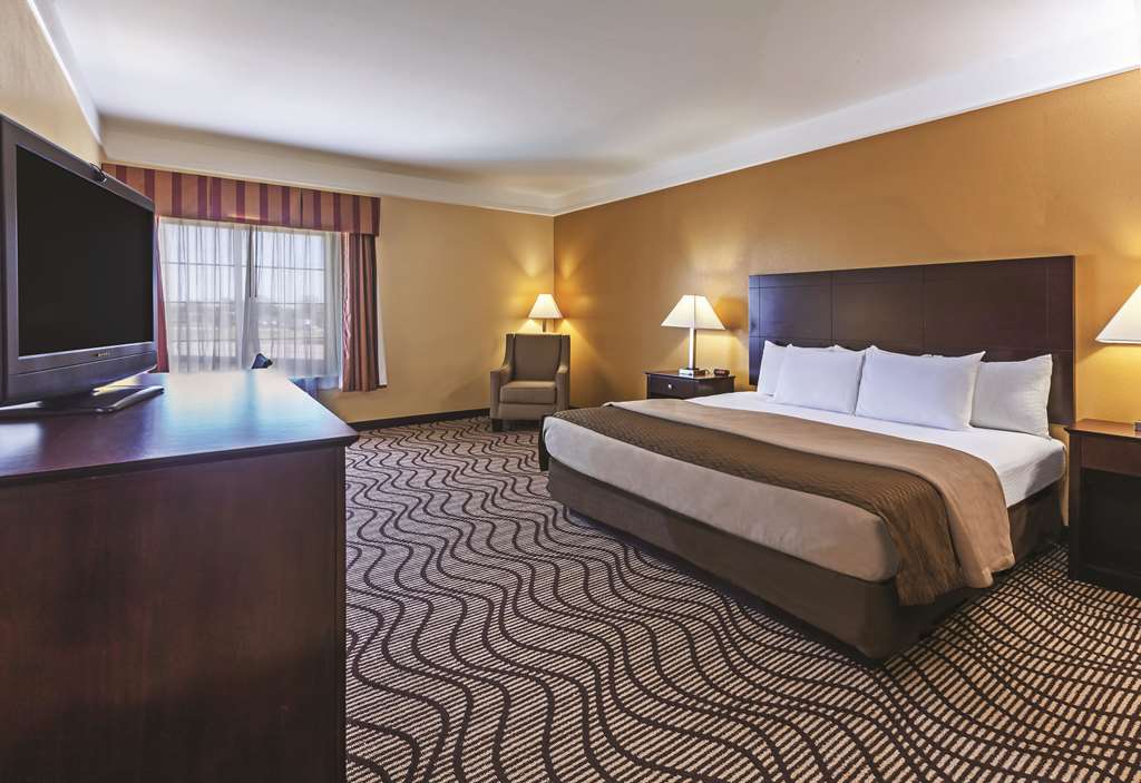 La Quinta Inn & Suites by Wyndham Angleton - photo 23