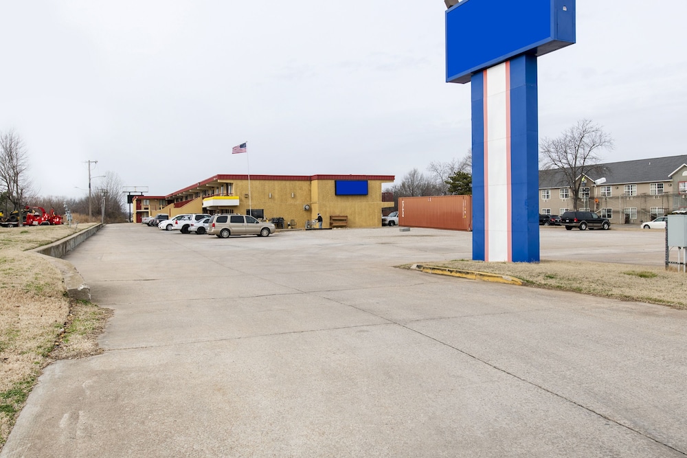 OYO Hotel Tulsa International Airport - photo 22