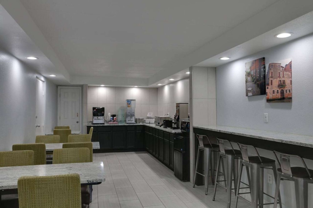 Baymont by Wyndham Ridgeland I 95 - photo 29