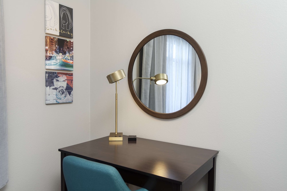 Hampton Inn & Suites Raleigh Downtown - photo 10