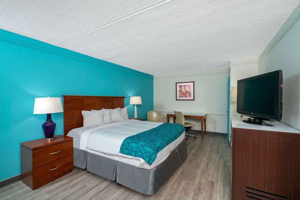 Howard Johnson by Wyndham Atlanta College Park - photo 11