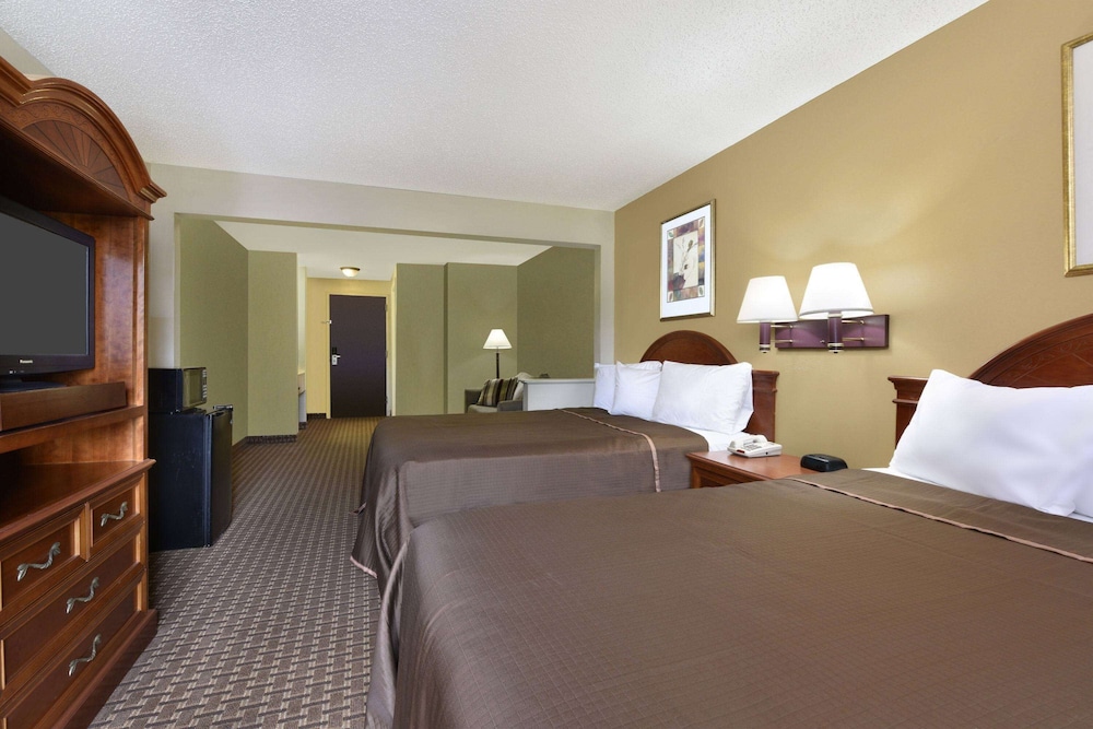 Howard Johnson Hotel & Suites by Wyndham Allentown Dorney - photo 26