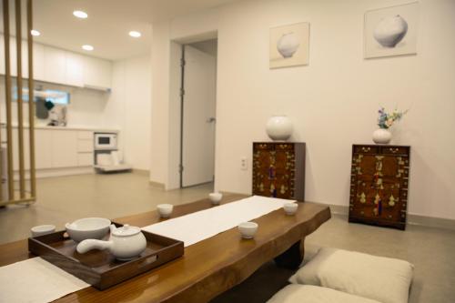 3BR 2Bath 5Bed for big group 1F — 4-Star Luxury Hotel in Seoul, South Korea