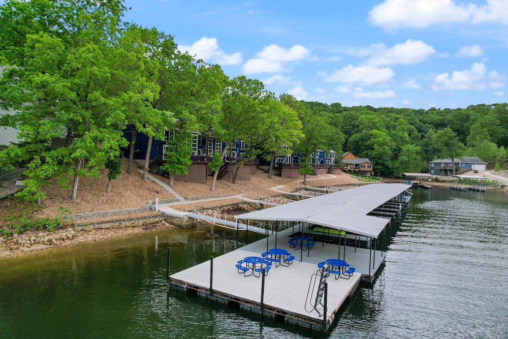 Our Cove Retreat Perfect for Wave free Swimming Tanning & Prime Location Fun — hotel in Lake Ozark