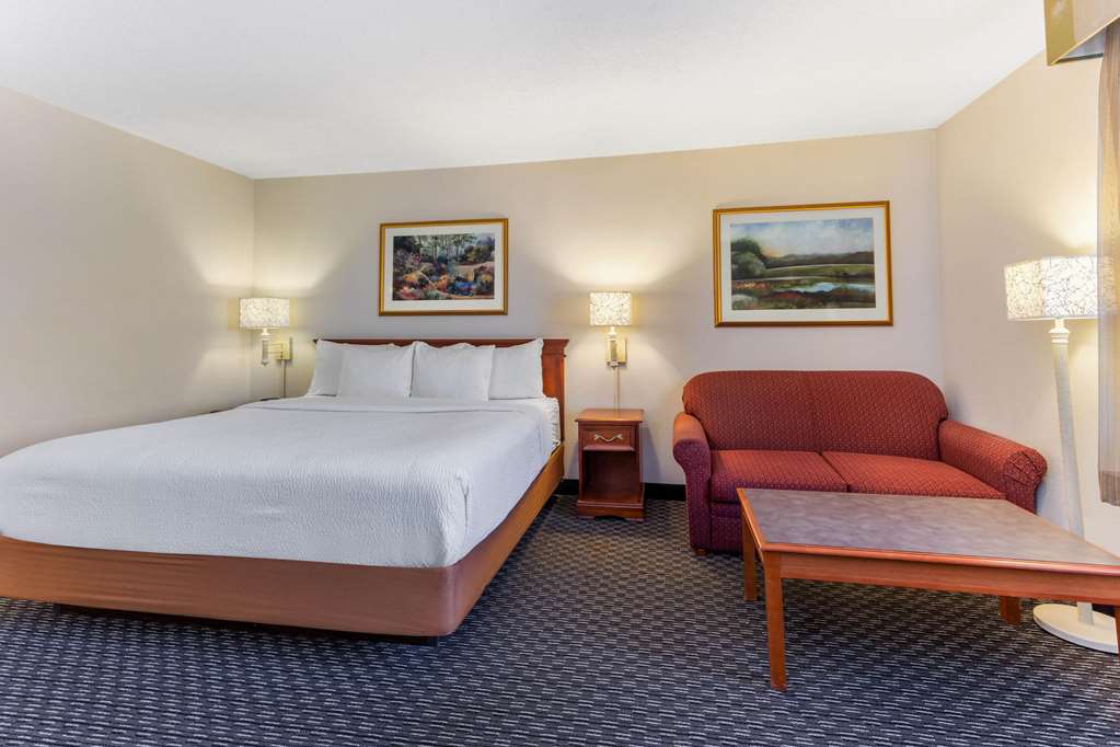 La Quinta Inn & Suites by Wyndham Chicago Gurnee - photo 21