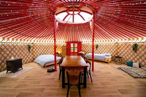 MoonYurt - carbon neutral hotel in Gannat