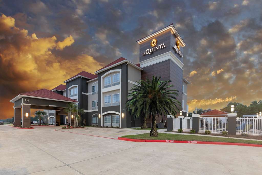 La Quinta Inn & Suites by Wyndham Port Lavaca - photo 3