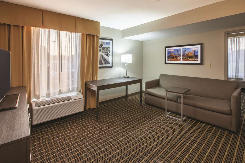 La Quinta Inn & Suites by Wyndham Mechanicsburg Harrisburg - photo 20