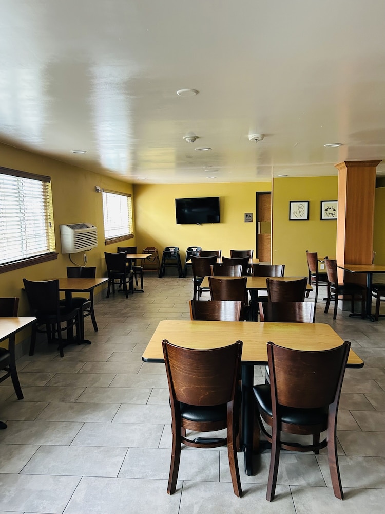Country Inn & Suites by Radisson Delta Park North Portland - photo 33