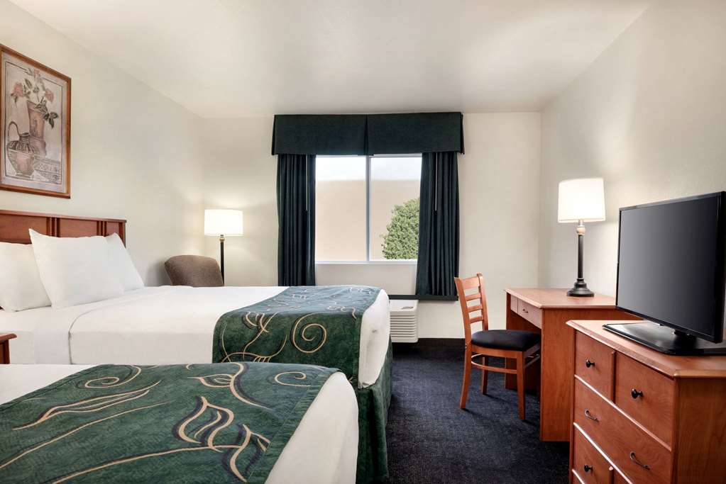 Travelodge by Wyndham Clinton Valley West Court - photo 11