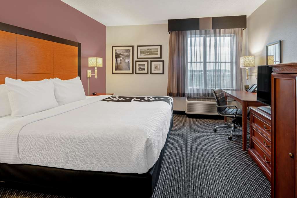 La Quinta Inn & Suites by Wyndham Naples East - photo 16