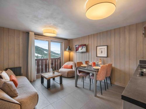 Appartement 3 pièces en rénovation Grand salon épuré à Courchevel Moriond proche remontées mécaniques FR 1 563 7 — 4-Star Luxury Hotel in Courchevel, France