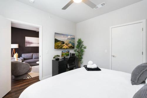 Chic 1BR w Gym & Parking Near Rvrwalk & Dome — 4-Star Luxury Hotel in San Antonio, United States