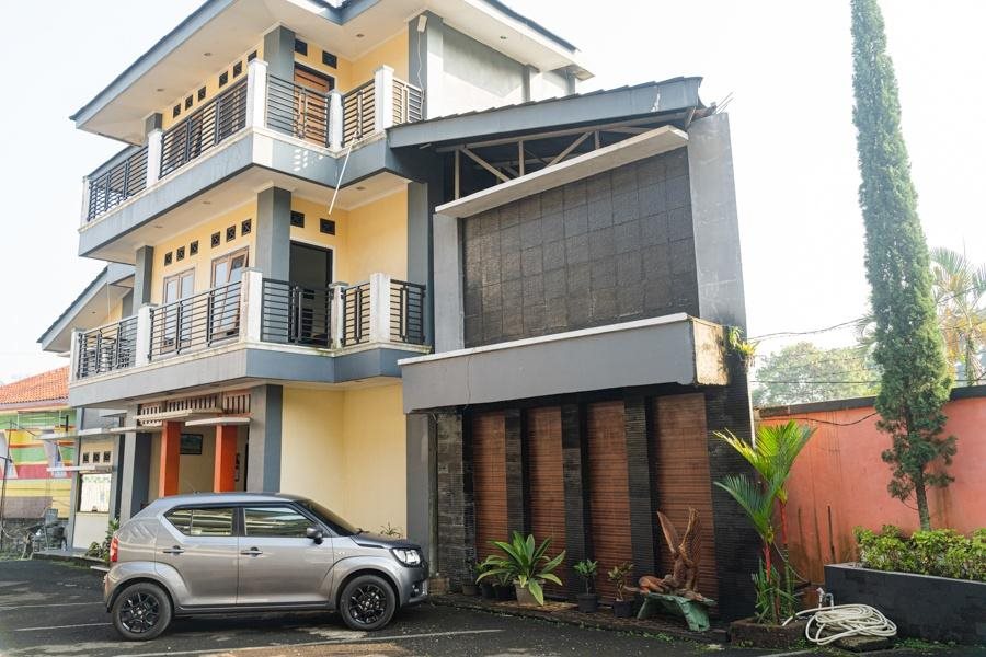 RedDoorz Plus @ Cibogo Puncak 3