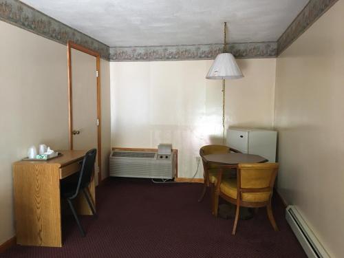 Knotty Pine Motel - photo 12