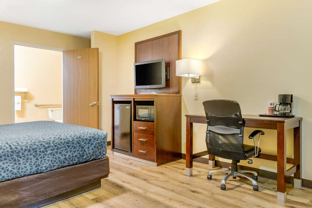 Econo Lodge West Coors Blvd - photo 6