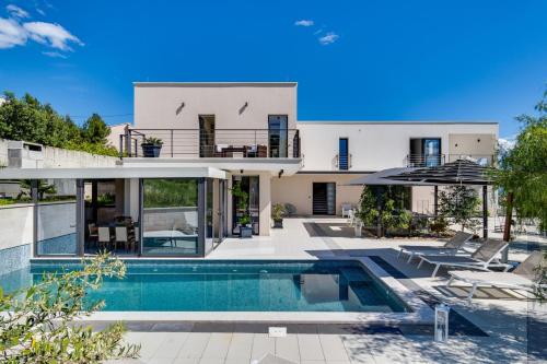 Luxury VILLA CECILIA with 4 en suite bedrooms located 250m from the beach in Podstrana max 8 people — 4-Star Luxury Hotel in Podstrana, Croatia