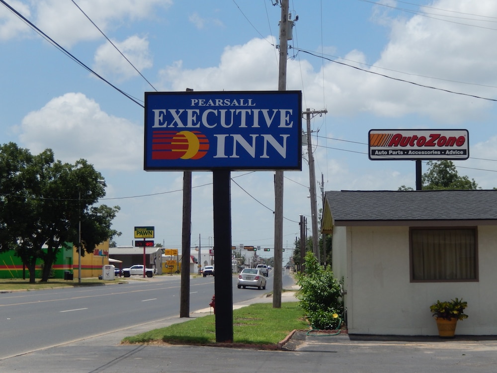 Pearsall Executive Inn — Pearsall