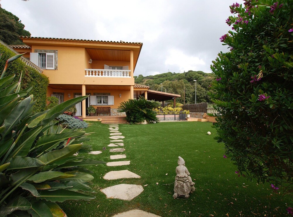 Villa Magnolia — 4-Star Luxury Hotel in Mataro, Spain