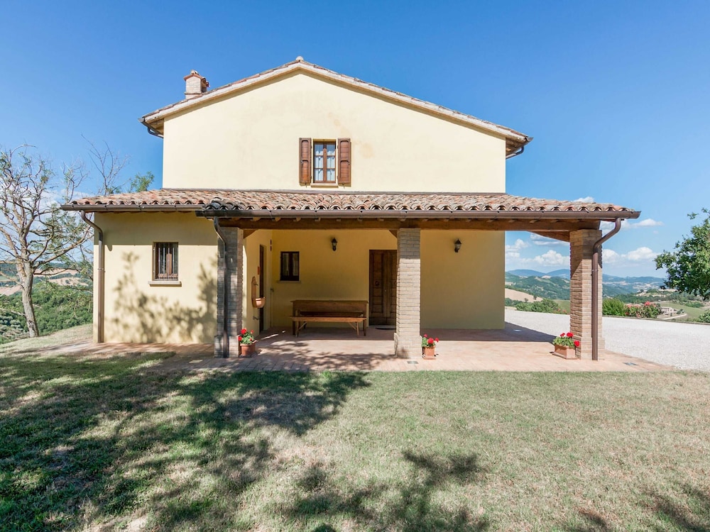 Holiday Home in Urbania With Hill Views — 4-Star Luxury Hotel in Urbania, Italy