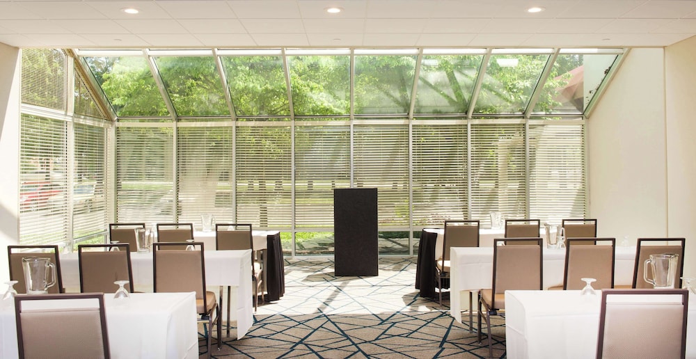 Embassy Suites by Hilton Cincinnati Northeast Blue Ash - photo 44