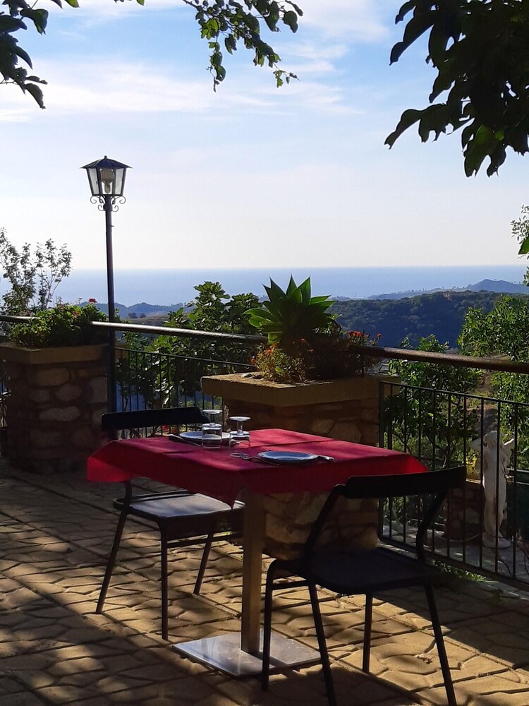 Studio in Badolato with Wonderful Sea View Shared Pool Furnished Terrace — hotel in Badolato
