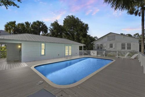 Cabin Style Pool Home w Guesthouse Sleeps 10 — 4-Star Luxury Hotel in Stuart, United States