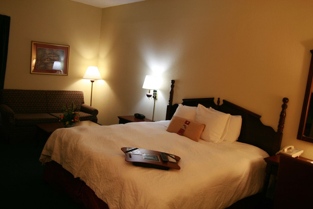 Hampton Inn Russellville - photo 7