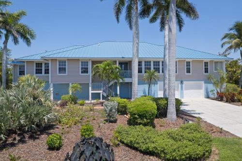 Gorgeous 5 Bedroom Home with Heated Pool and Spa — 4-Star Luxury Hotel in Sanibel, United States