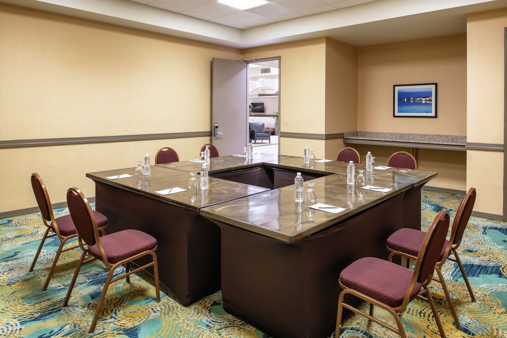 Embassy Suites by Hilton Seattle Tacoma International Airport - photo 52