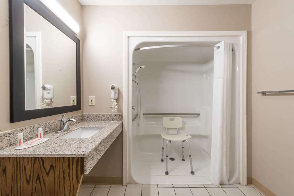 Super 8 by Wyndham Alexander City - photo 17