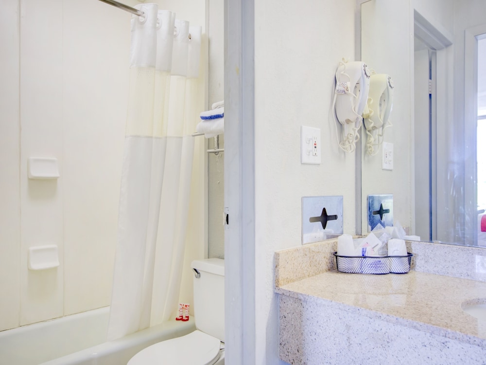 OYO Hotel Dundee By Crystal Lake - photo 25