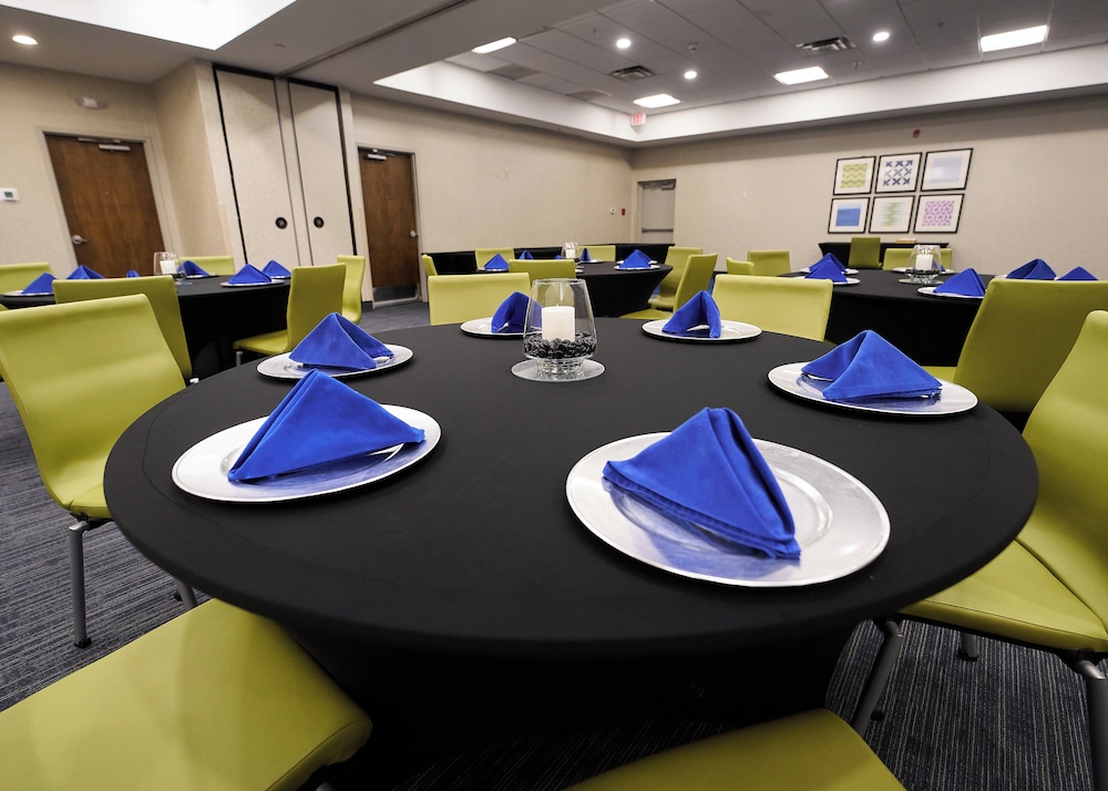 Holiday Inn Express Charleston Civic Center by IHG - photo 32