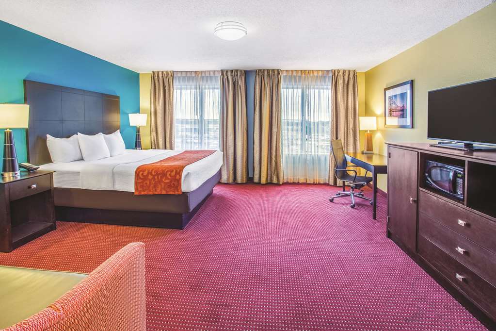 La Quinta Inn & Suites by Wyndham O'Fallon IL St. Louis - photo 10
