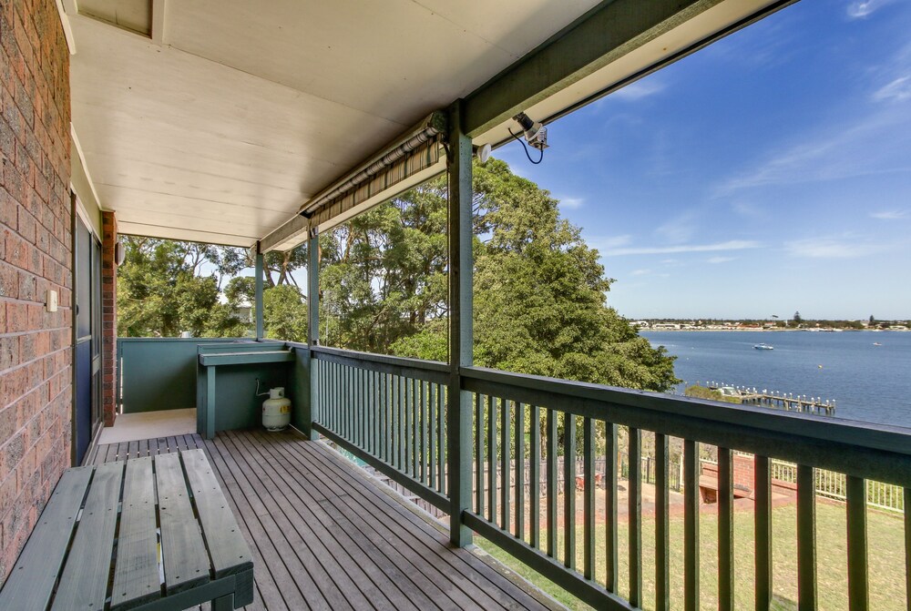 The Point Spacious Waterfront Escape — hotel in Lakes Entrance
