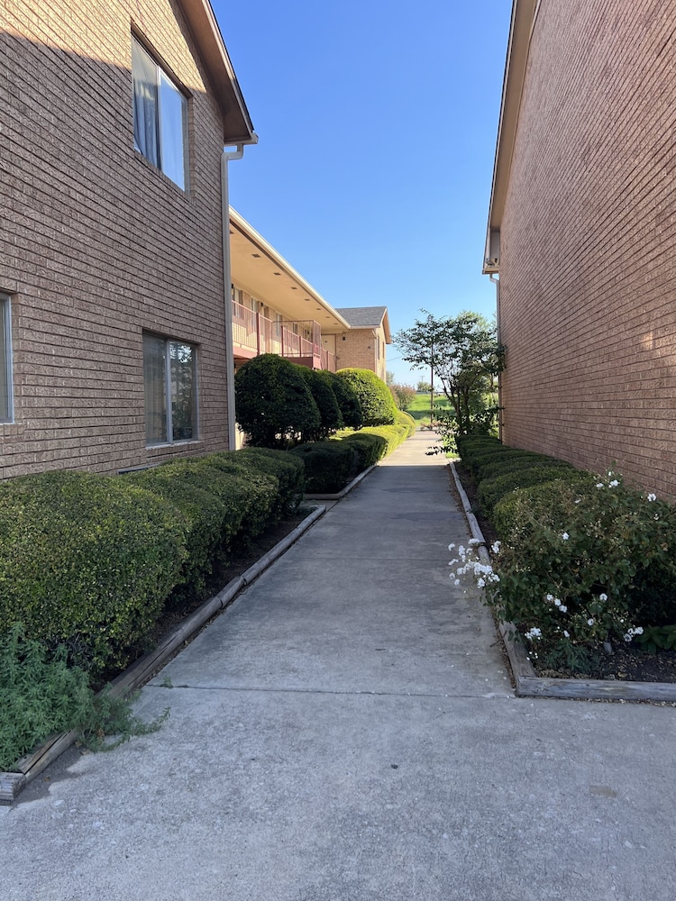 Hallmark Inn and Suites - photo 16