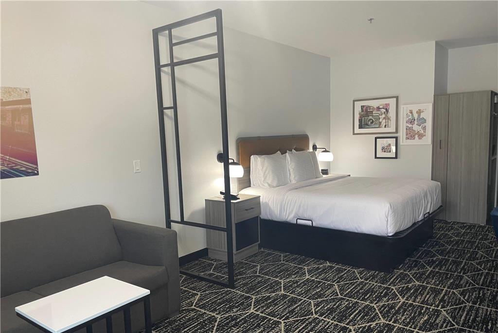 La Quinta Inn & Suites by Wyndham Olive Branch - photo 10