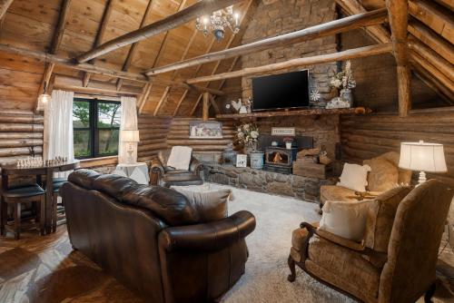 Log cabin King Soaring Ceiling Full kitchen The Cuddly Cow — 4-Star Luxury Hotel in Alma, United States