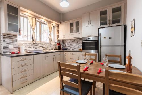 Alimos Apartment — 4-Star Luxury Hotel in Alimos, Greece