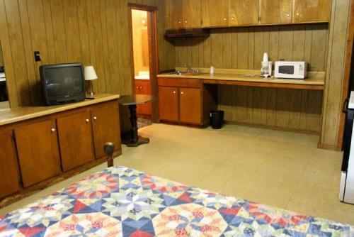 Canton Motel - photo 20