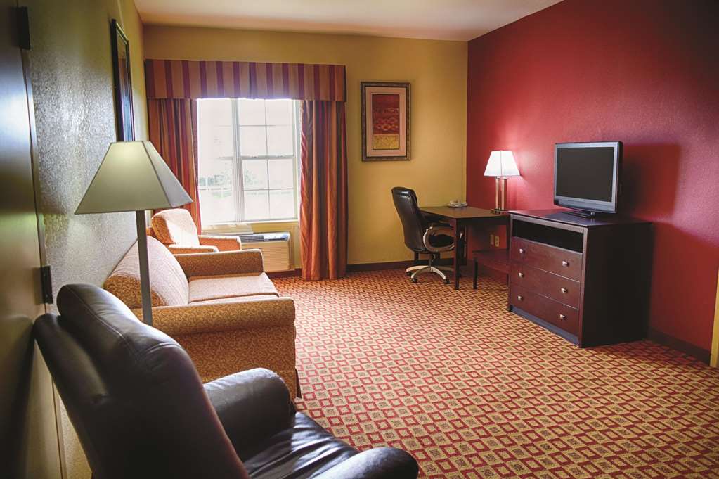 La Quinta Inn & Suites by Wyndham Alice - photo 17