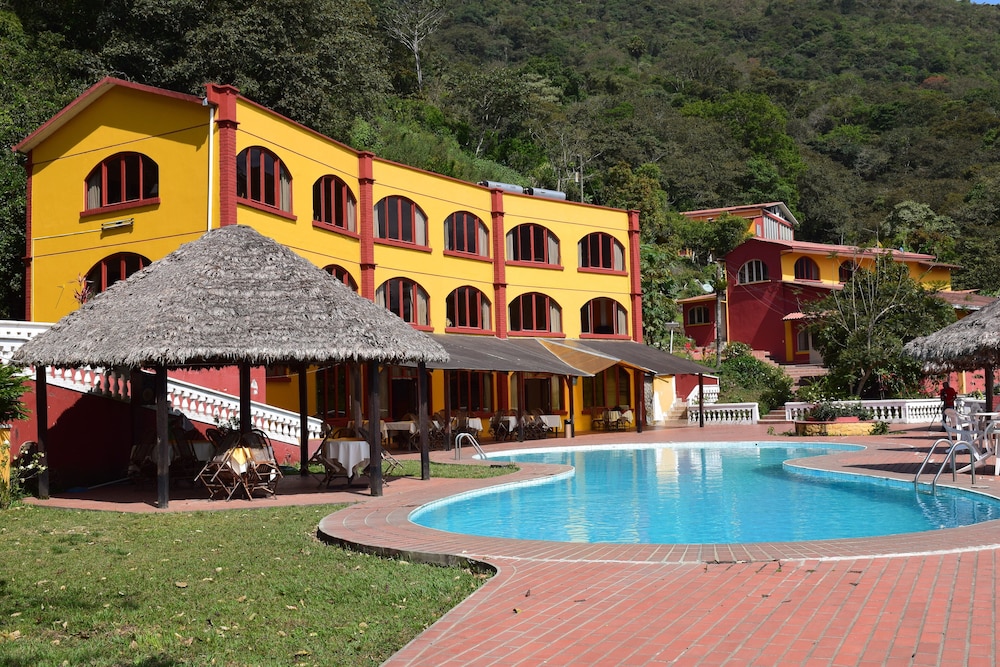 Jazmines Hotel — hotel in Coroico